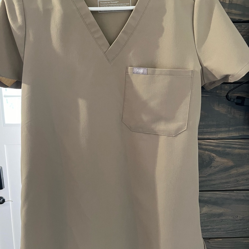 Brand new set worn once nothing wrong just don’t like the color. both XS